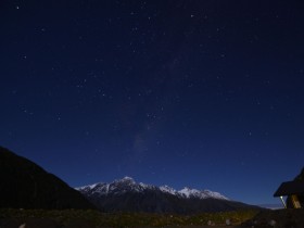 何必叹，相逢太晚；何必怨，造化弄人