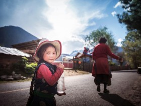 特别是在遇到麻烦的时候，千万要学会等一等、看一看，静观其变