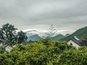 人生，就像走路，背负的东西越多，走起来就越累