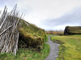 希望大路平坦笔直，却常常有岔路和崎岖